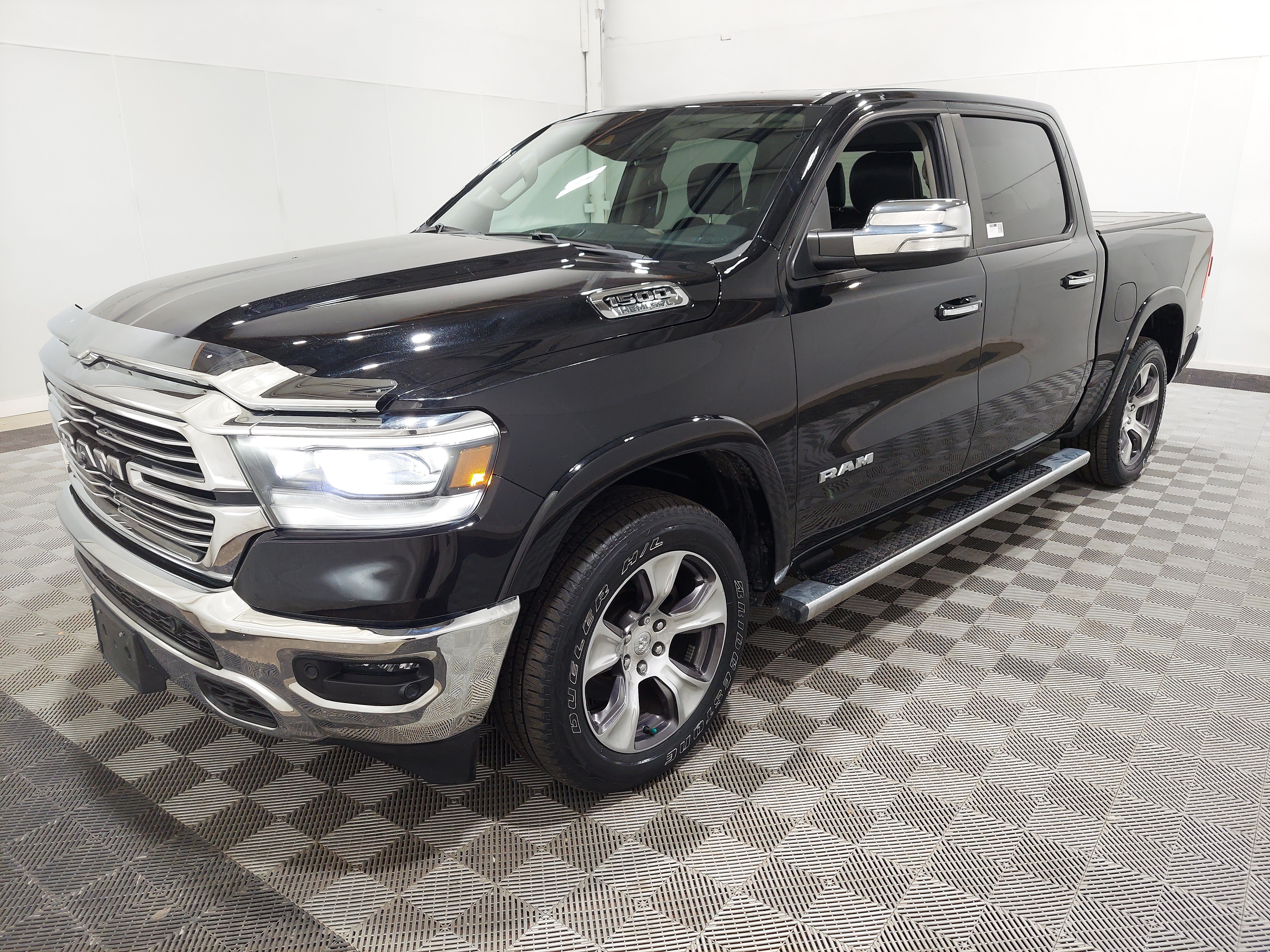 Used 2022 RAM 1500 Laramie AWD/4WD image 1