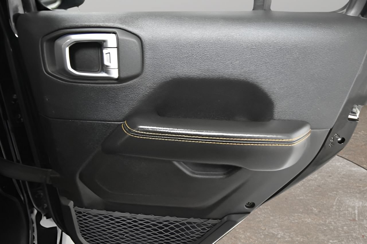 Used 2025 Jeep Wrangler Unlimited Sahara AWD/4WD image 15