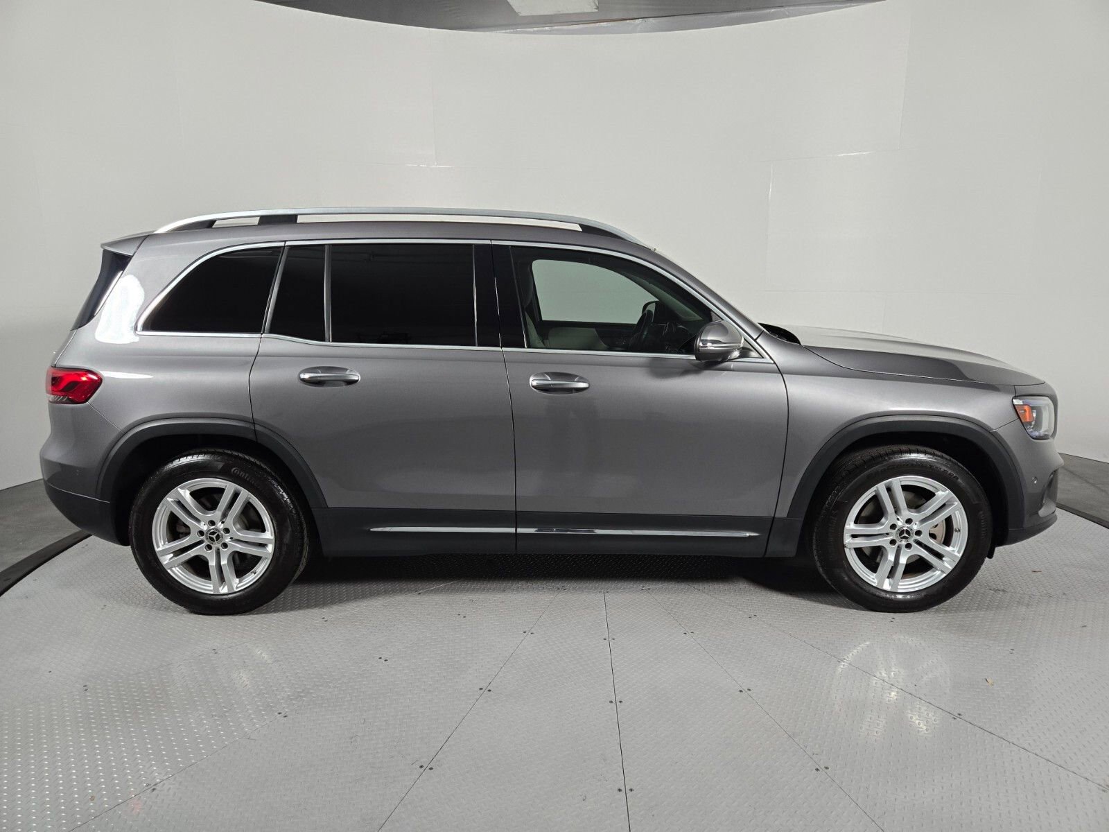 Used 2021 Mercedes-Benz GLB 250 4MATIC w/ Premium Package image 3
