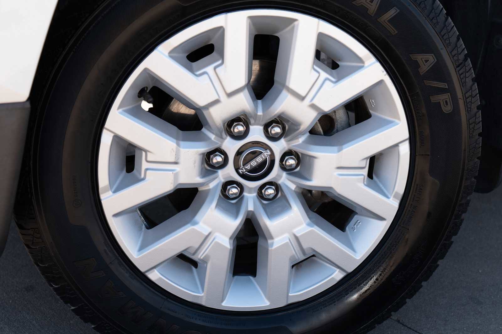 Used 2022 Nissan Frontier SV w/ Technology Package RWD image 2