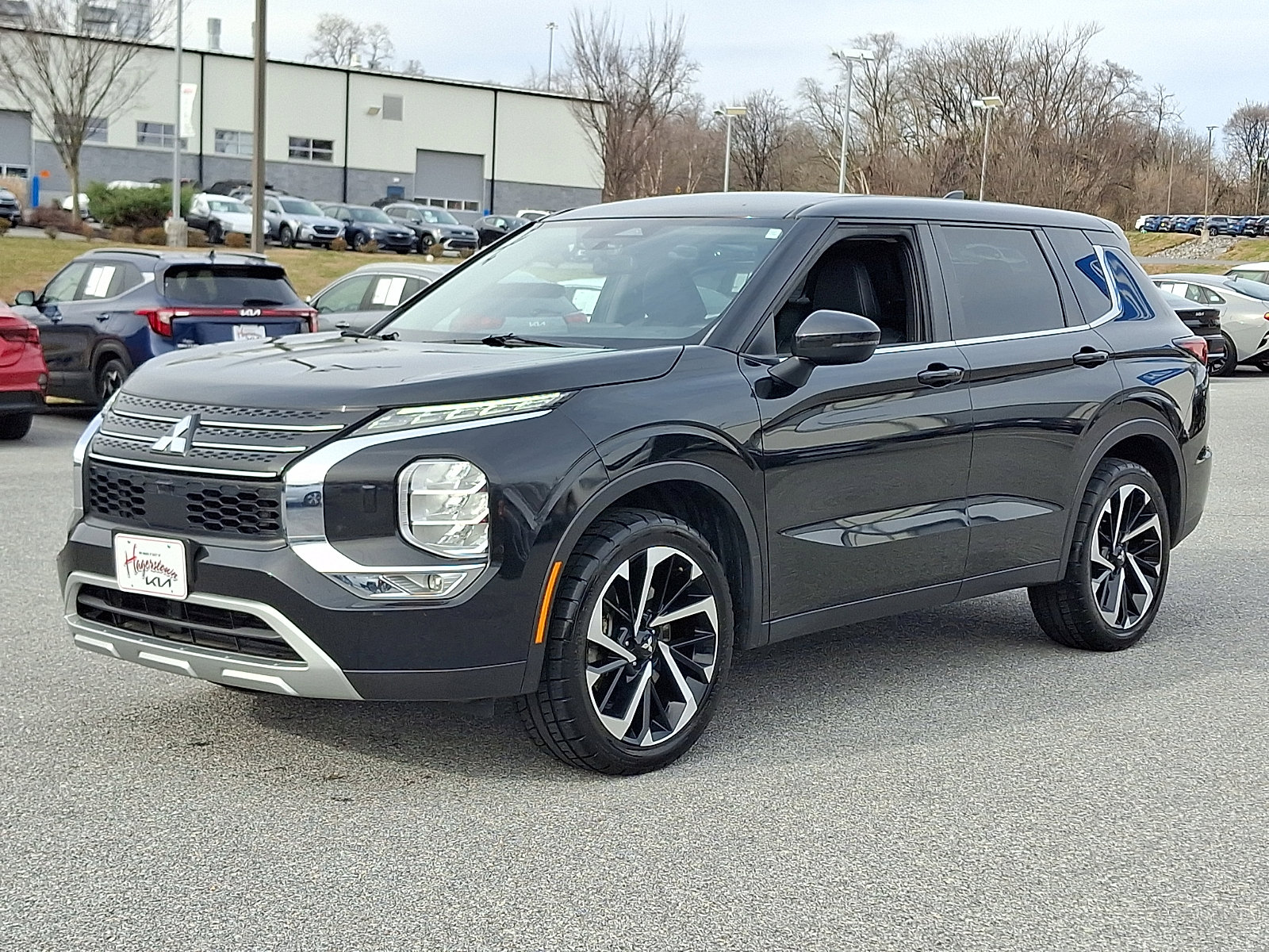 Used 2023 Mitsubishi Outlander SE image 3