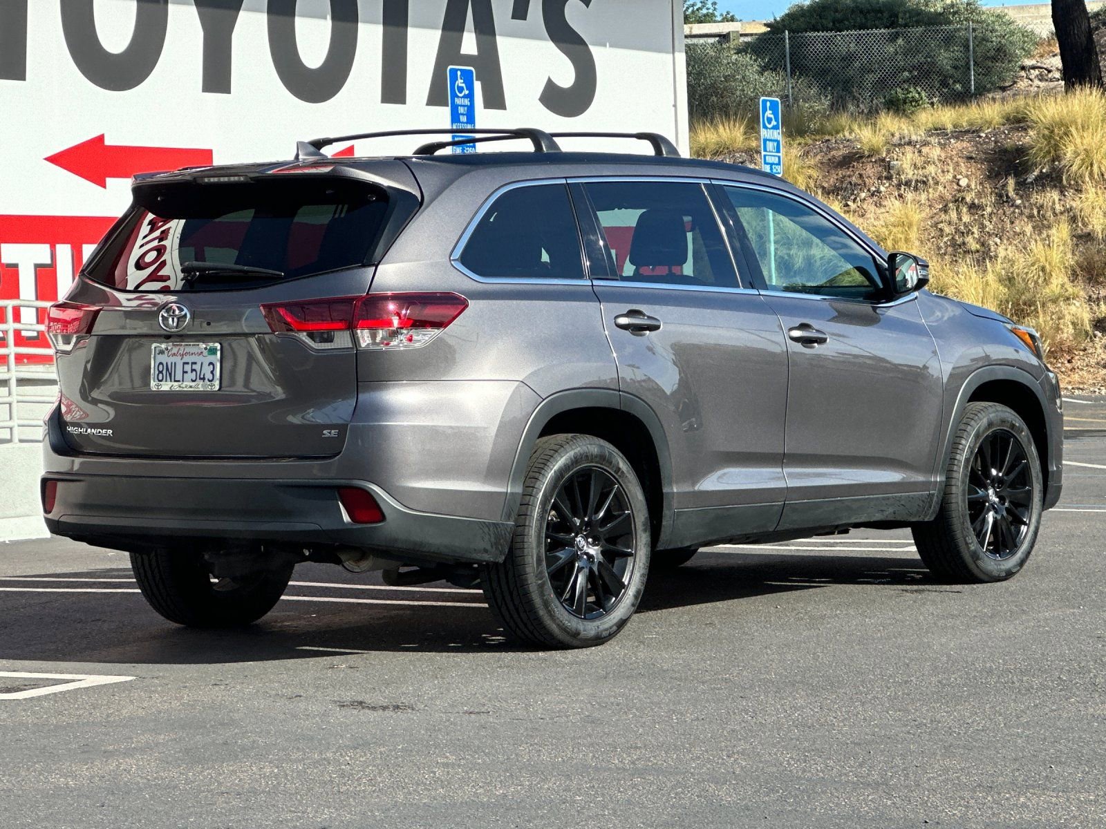 Used 2019 Toyota Highlander SE FWD image 5