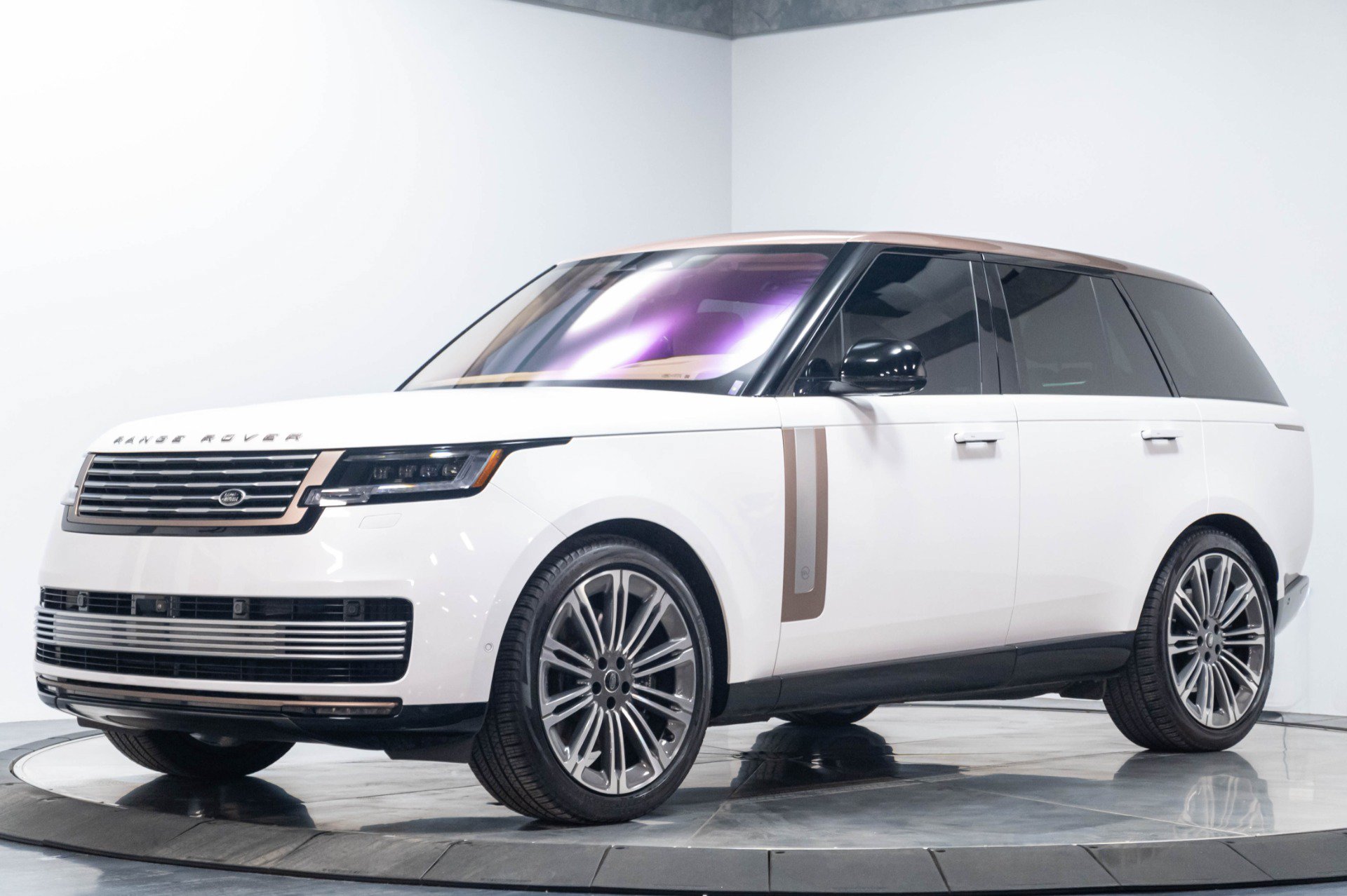 Used 2023 Land Rover Range Rover SV AWD/4WD image 2