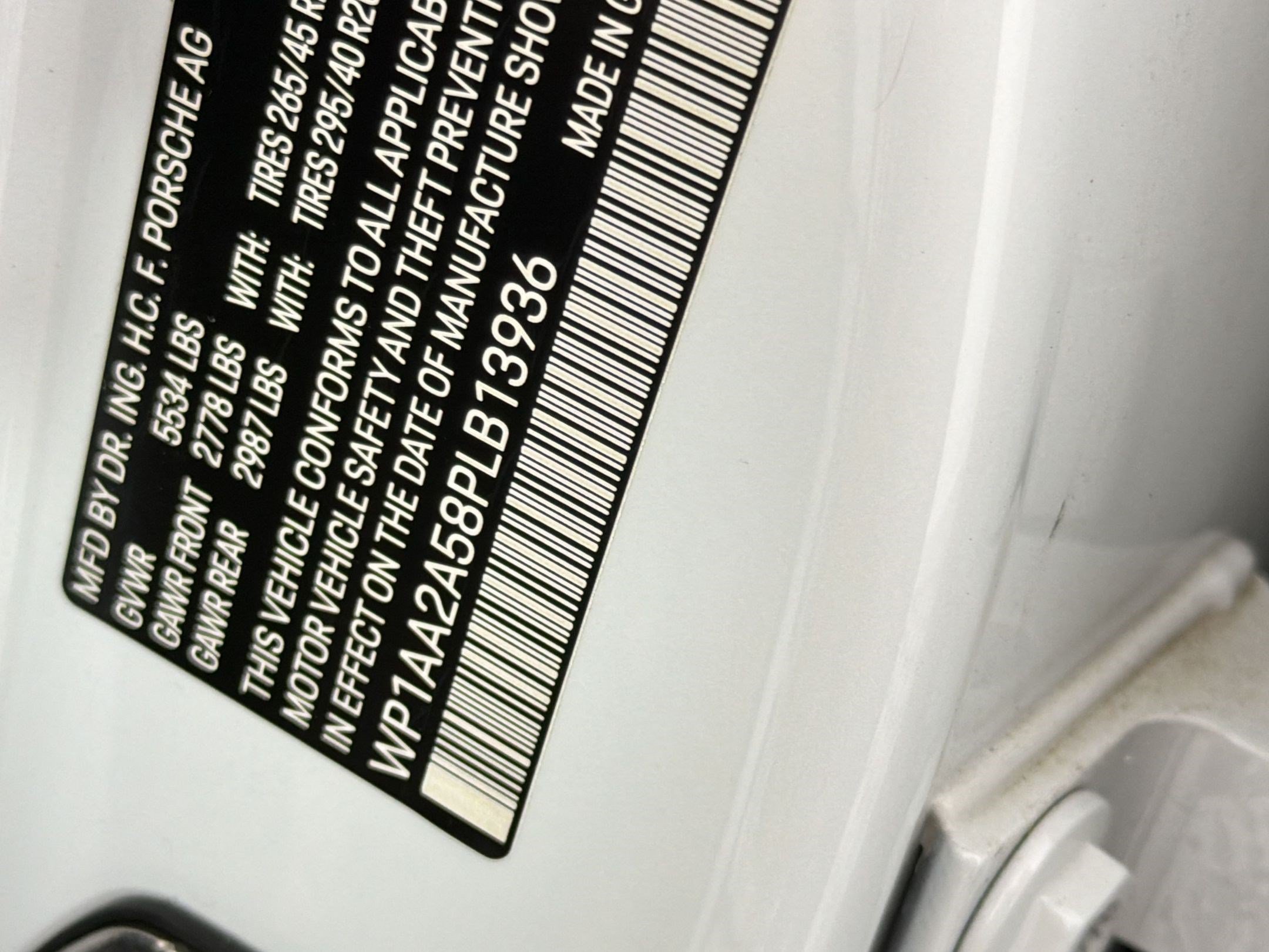 Certified 2023 Porsche Macan AWD/4WD image 31