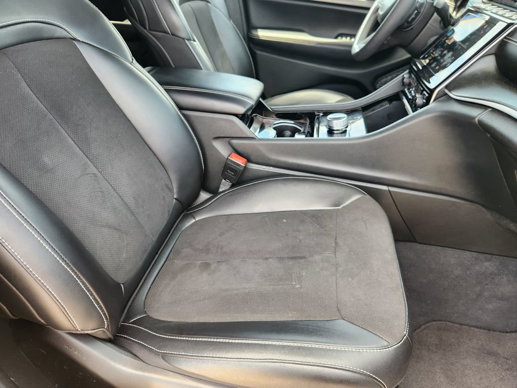 Used 2023 Jeep Grand Cherokee Altitude RWD image 14