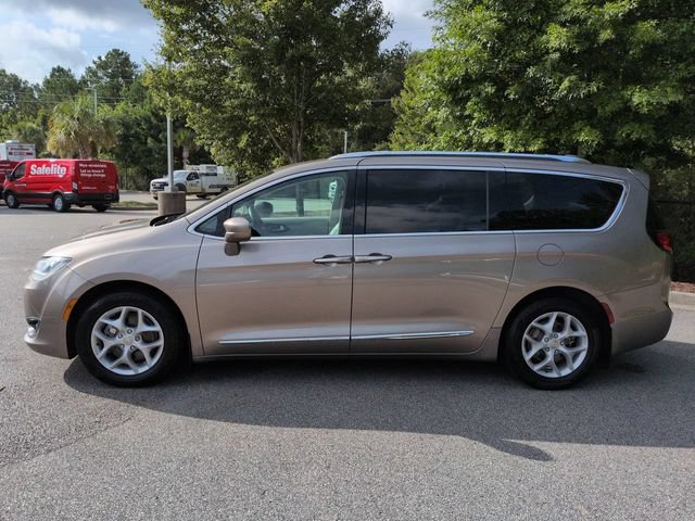 Used 2017 Chrysler Pacifica Touring-L Plus w/ Tire & Wheel Group FWD image 7