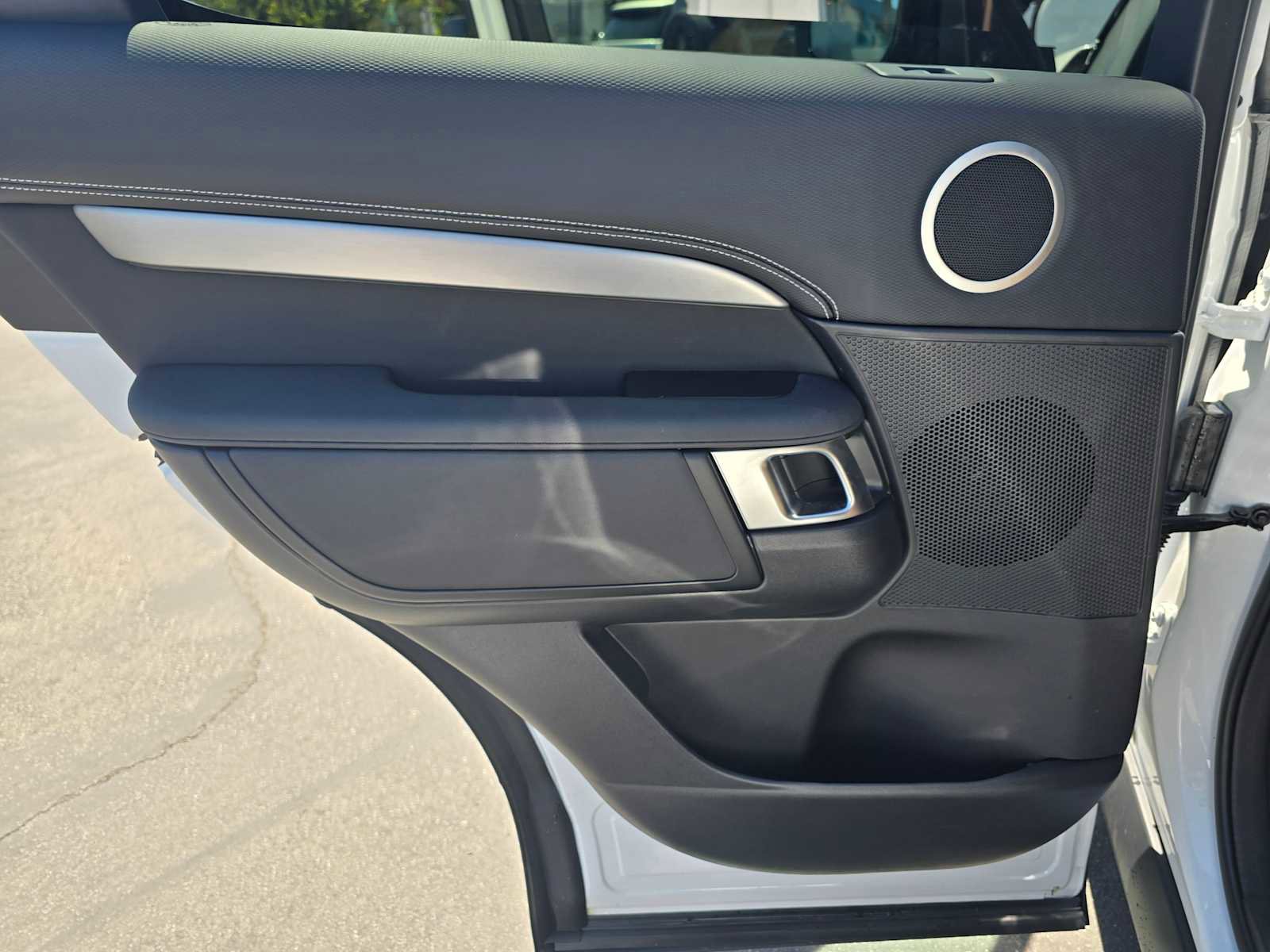 Certified 2025 Land Rover Discovery Dynamic SE image 19