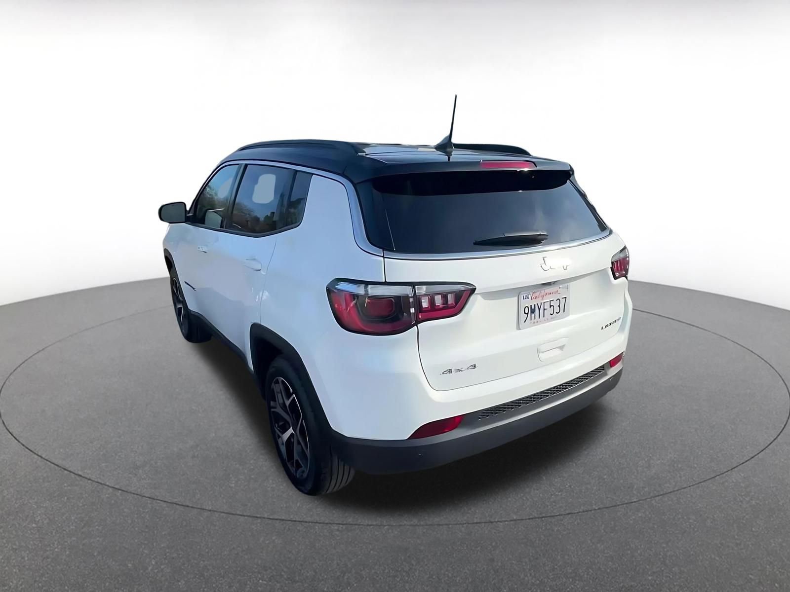 Used 2025 Jeep Compass Limited image 10