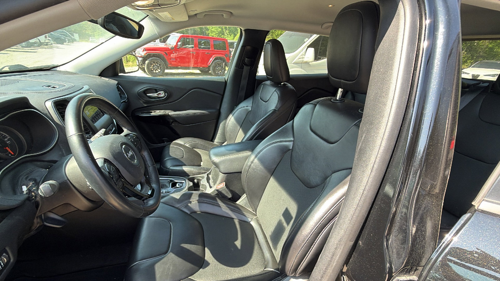 Used 2021 Jeep Cherokee Latitude Plus FWD image 16