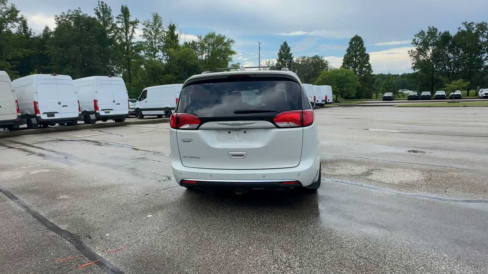 Used 2017 Chrysler Pacifica Touring-L FWD image 7