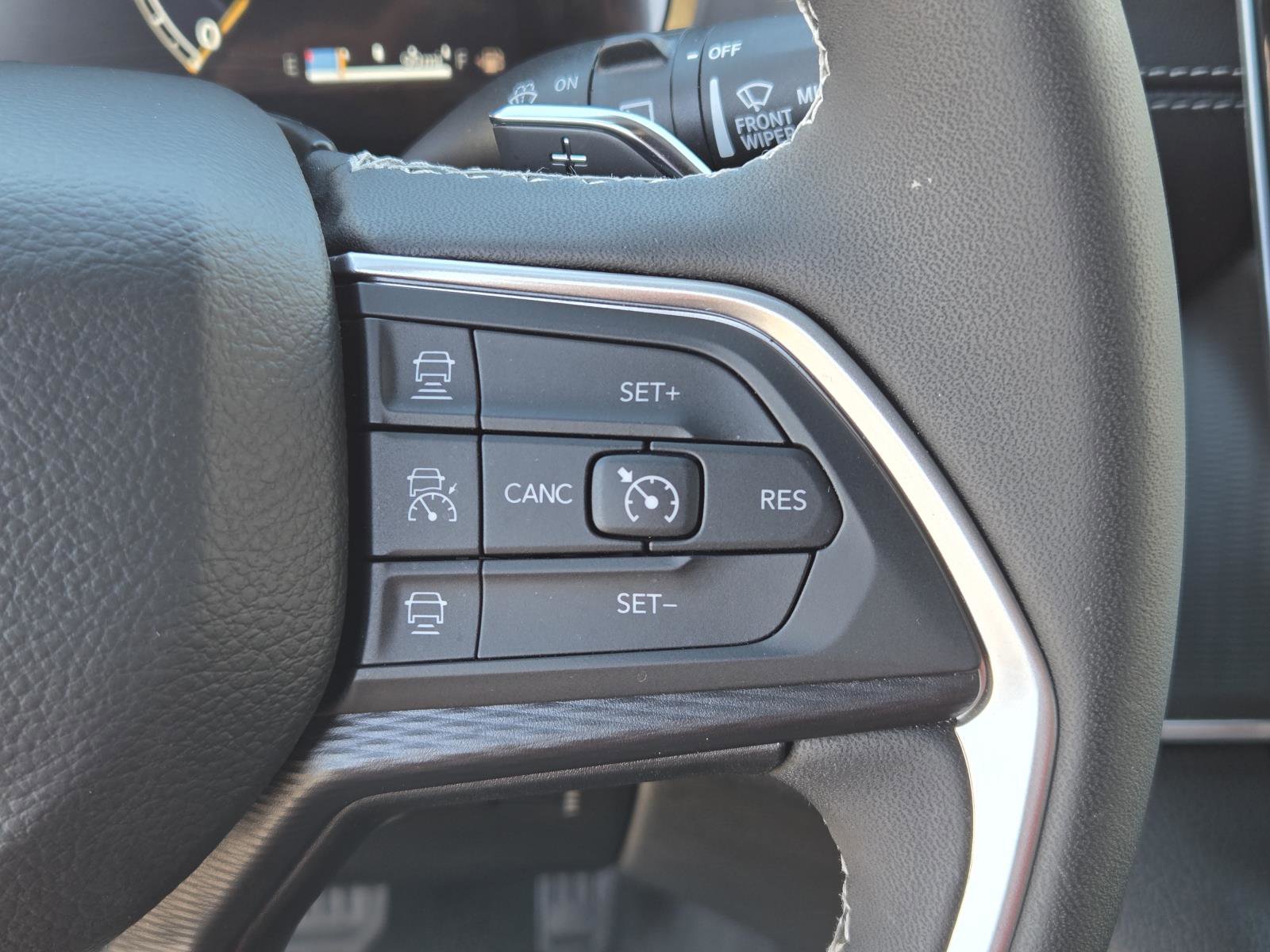 Used 2025 Jeep Grand Cherokee Laredo X image 17