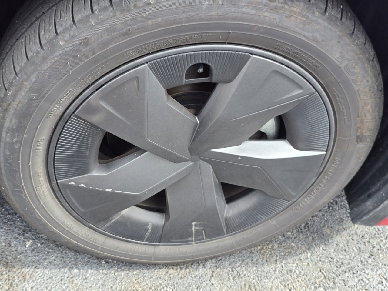 Used 2025 Toyota Prius LE FWD image 19