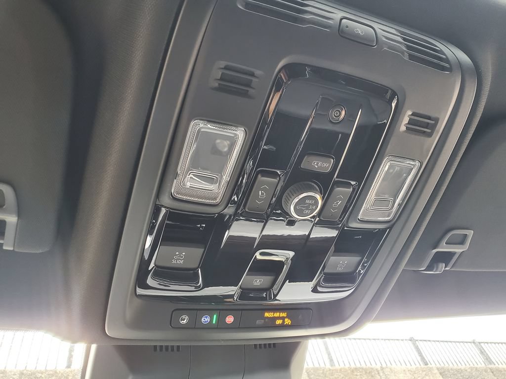 Certified 2025 Cadillac Escalade ESV Premium Luxury w/ Touring Package AWD/4WD image 32