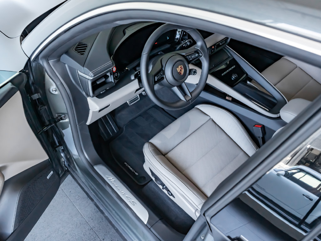 Certified 2025 Porsche Macan 4S Electric AWD/4WD image 4