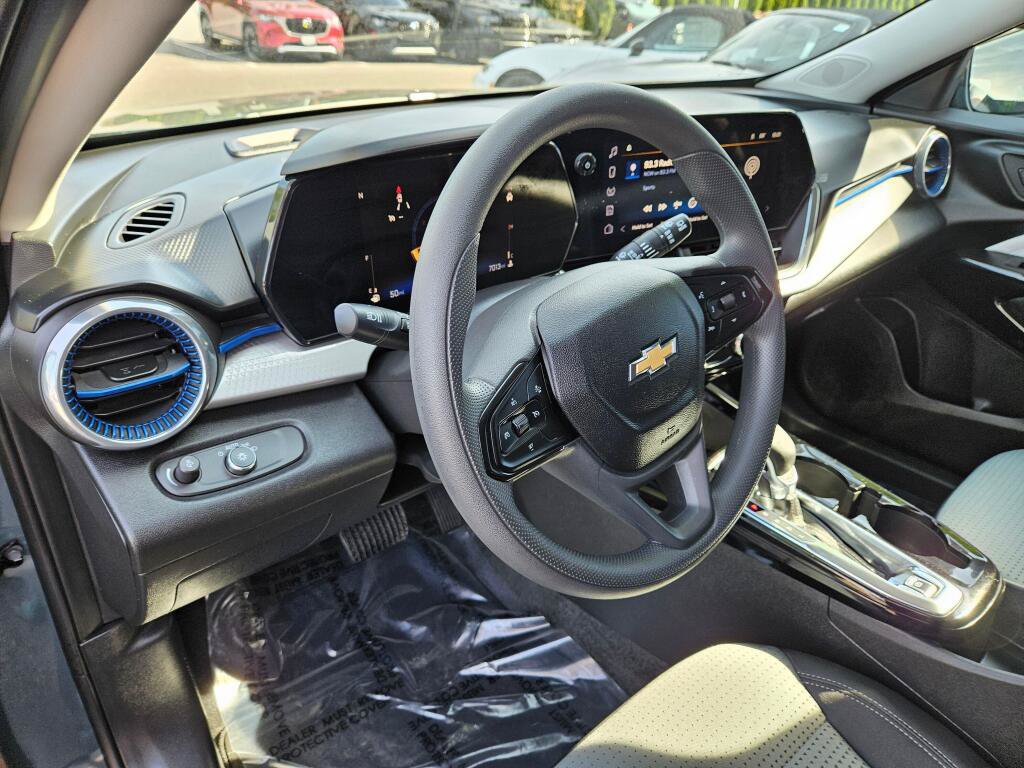 Used 2025 Chevrolet Trax LT FWD image 17