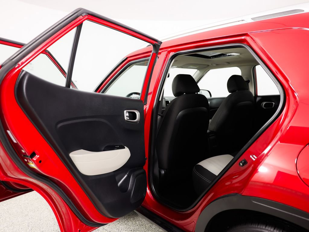 Used 2022 Hyundai Venue SEL image 17