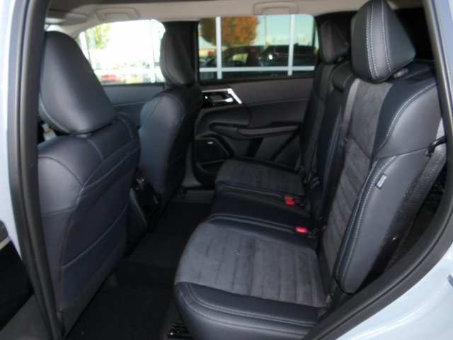 New 2025 Mitsubishi Outlander SE image 16