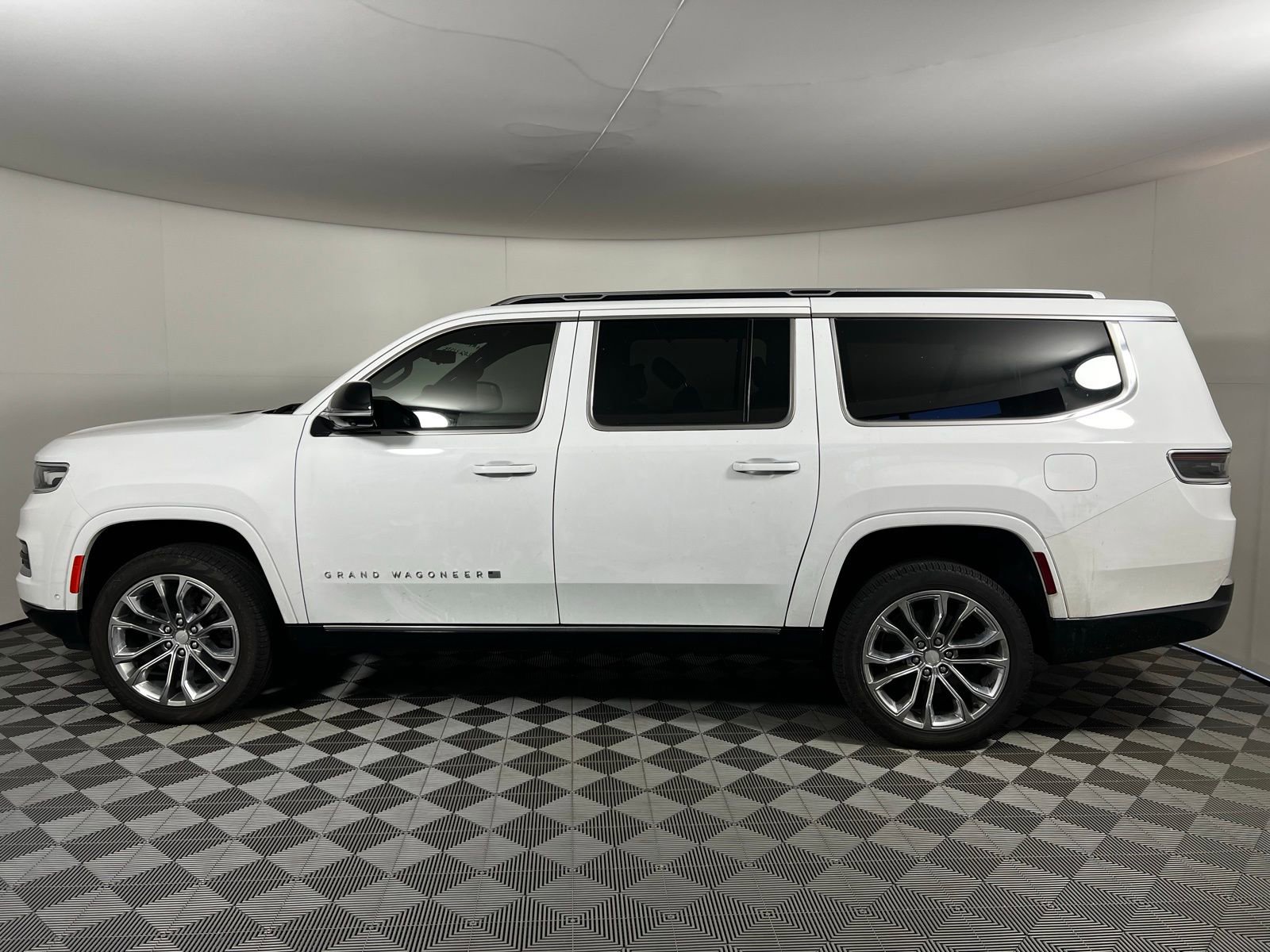 Used 2023 Jeep Grand Wagoneer L Series II w/ Premium Group II image 8