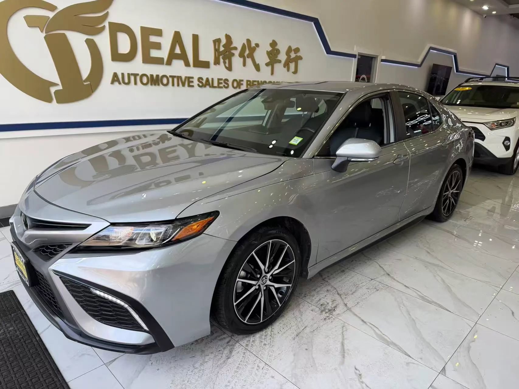 Used 2024 Toyota Camry SE image 3
