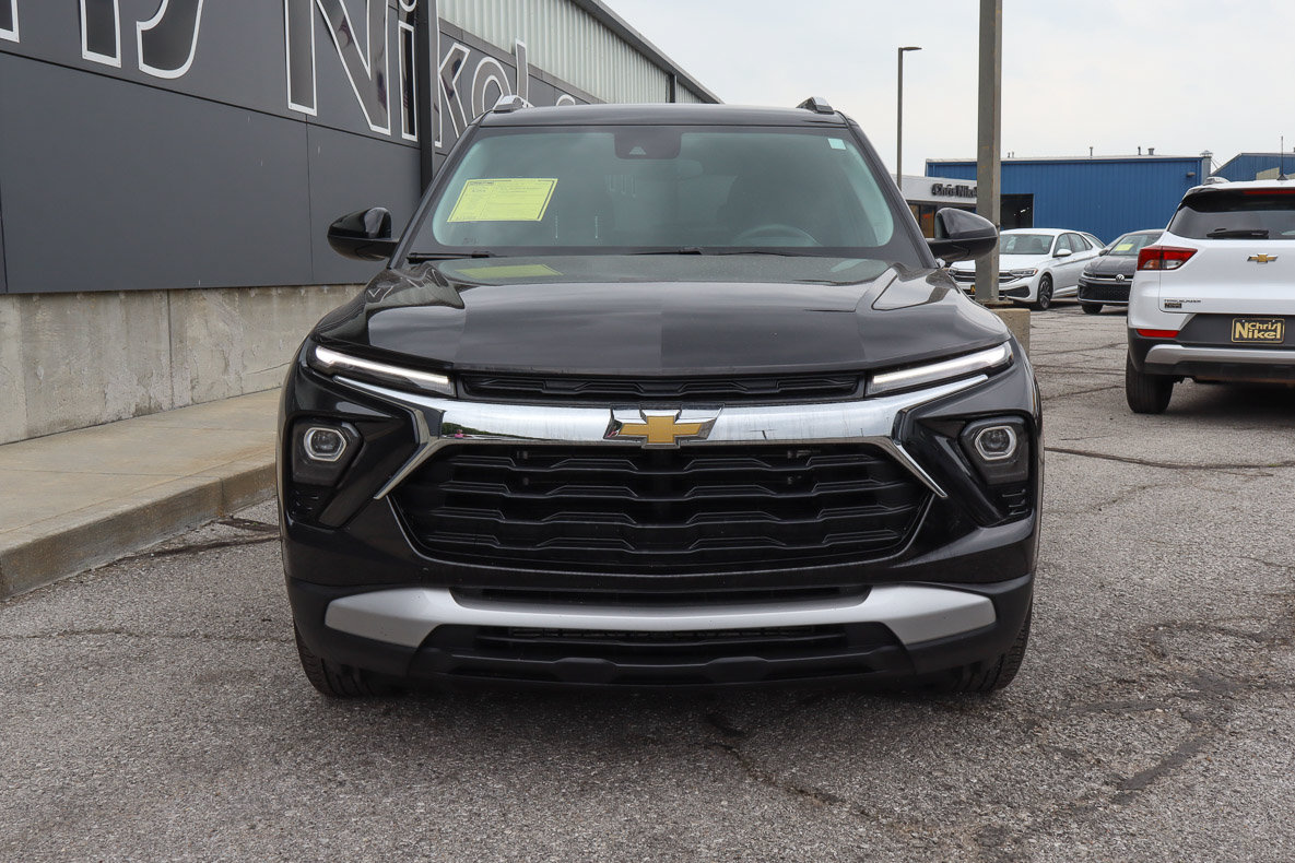 Used 2025 Chevrolet TrailBlazer LT FWD image 2