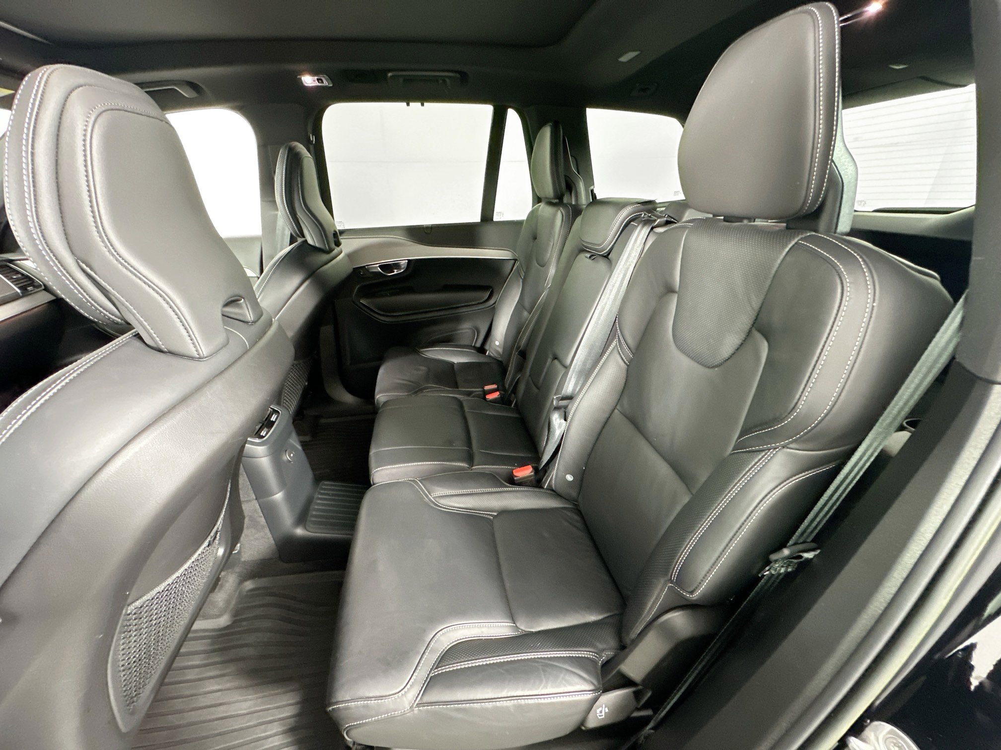 Used 2022 Volvo XC90 T8 R-Design w/ Advanced Package image 25