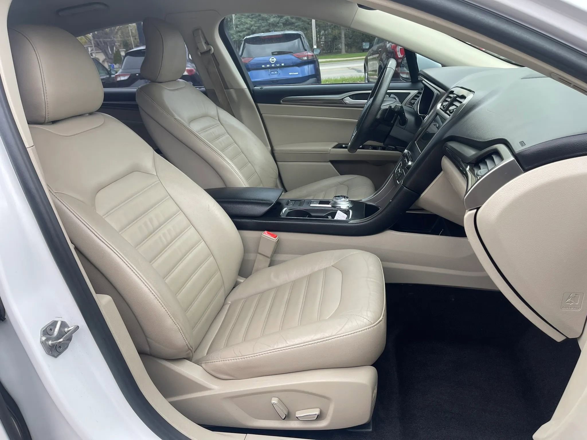 Used 2017 Ford Fusion SE w/ Fusion SE Technology Package FWD image 13