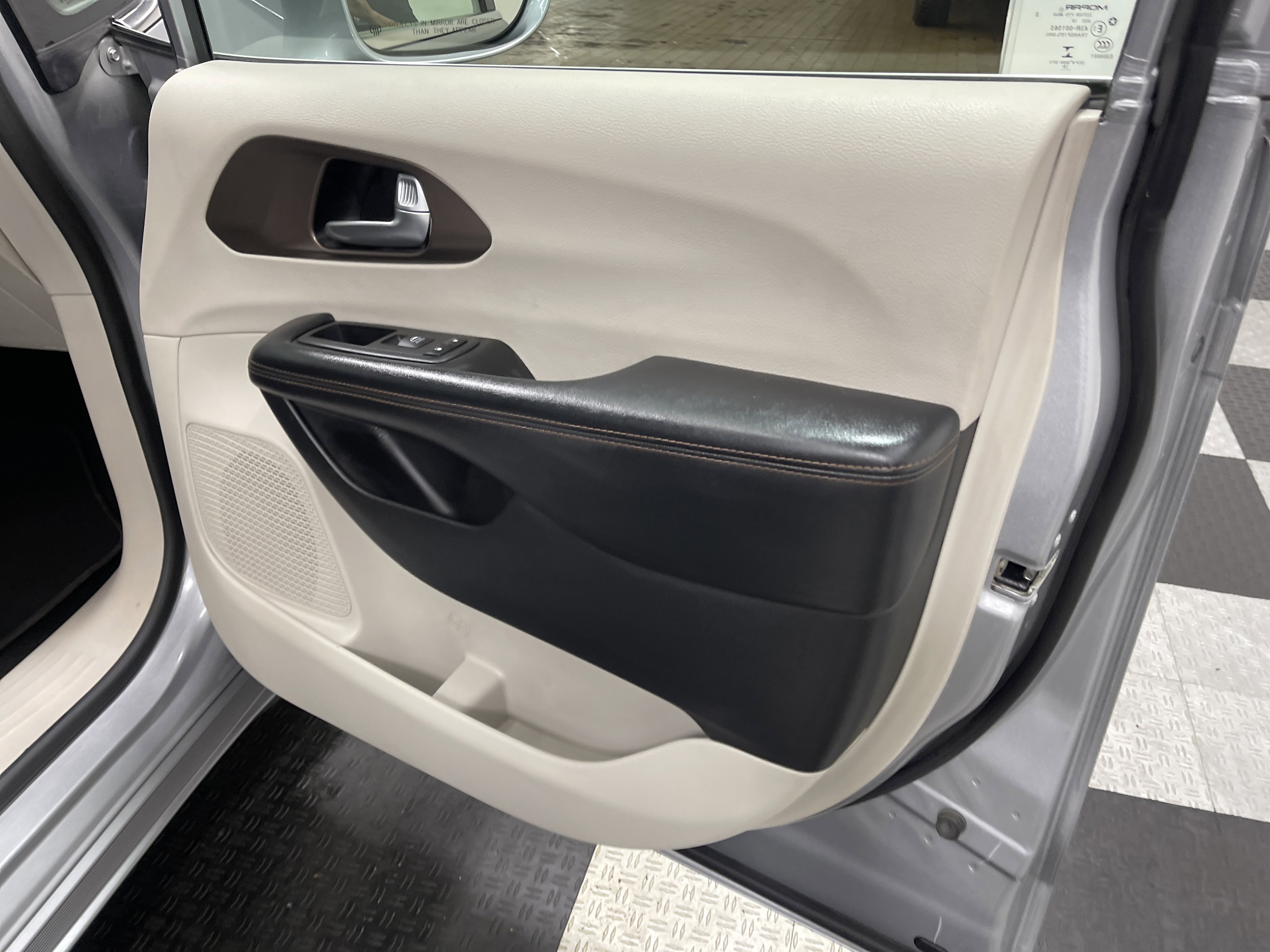 Used 2019 Chrysler Pacifica Touring Plus w/ Tire & Wheel Group image 22