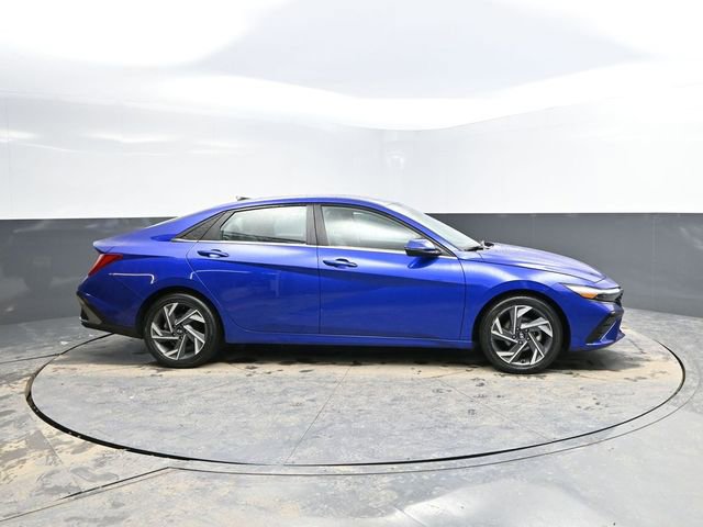 Used 2025 Hyundai Elantra Limited FWD image 11