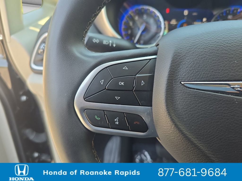 Used 2023 Chrysler Pacifica Touring-L image 24