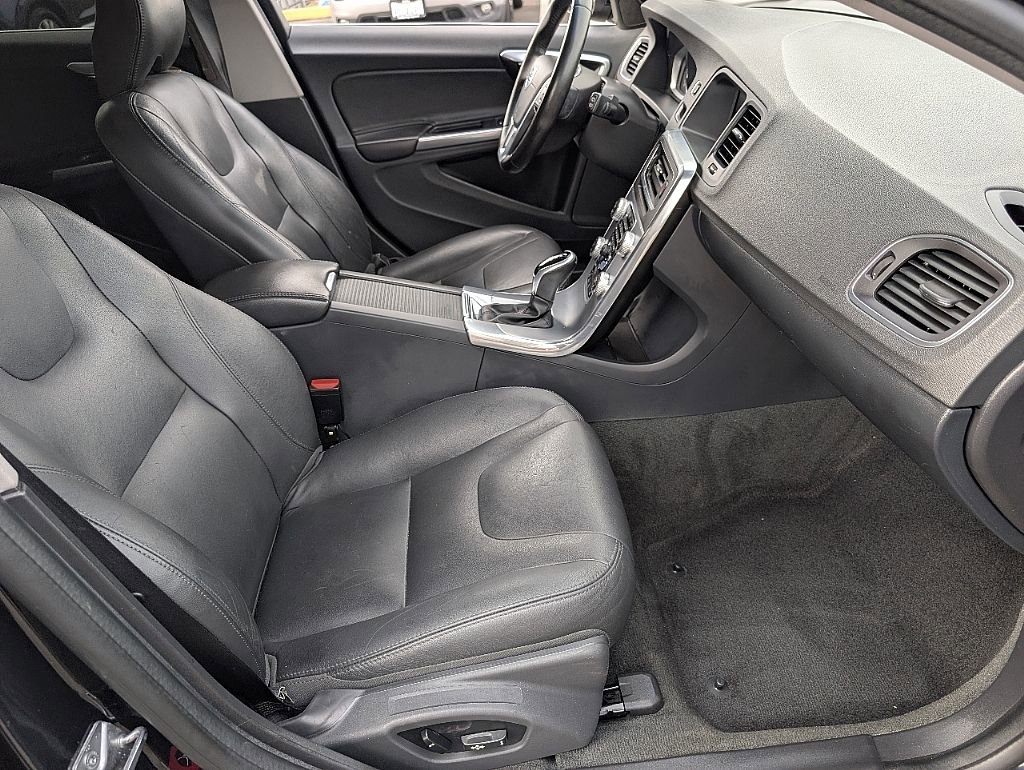 Used 2017 Volvo V60 T5 Premier w/ Convenience Package image 16