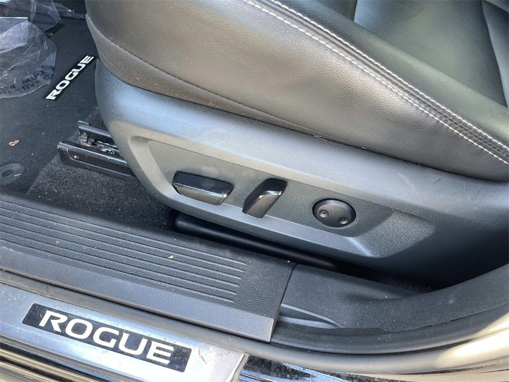 Used 2023 Nissan Rogue SL w/ SL Premium Package image 13