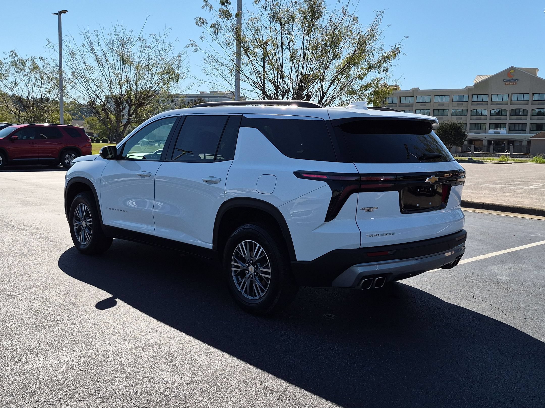 Used 2025 Chevrolet Traverse LT FWD image 5