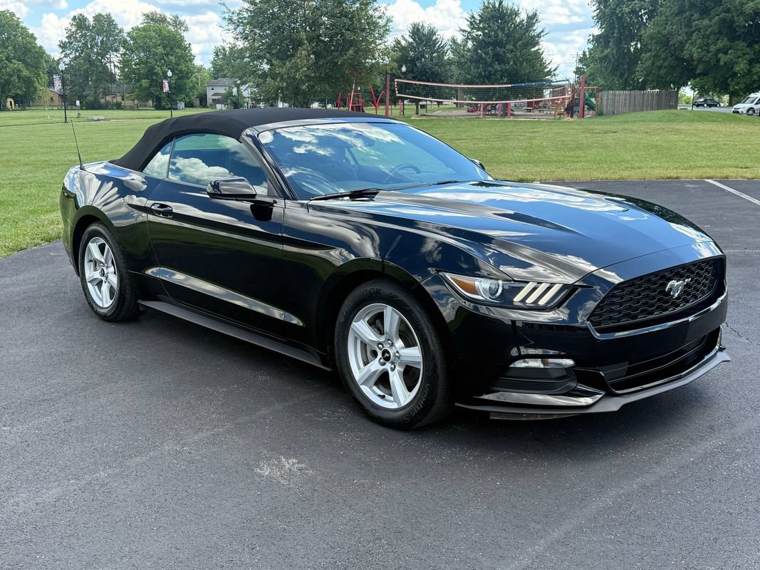 Used 2015 Ford Mustang Convertible RWD image 4