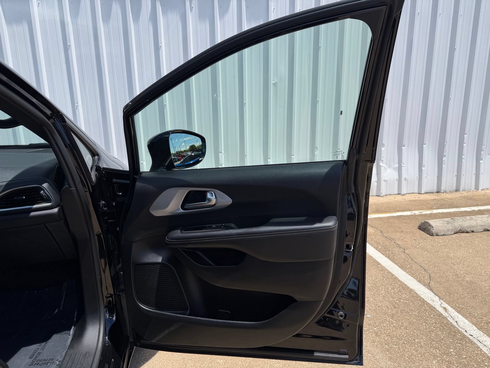 Used 2025 Chrysler Pacifica Limited FWD image 26