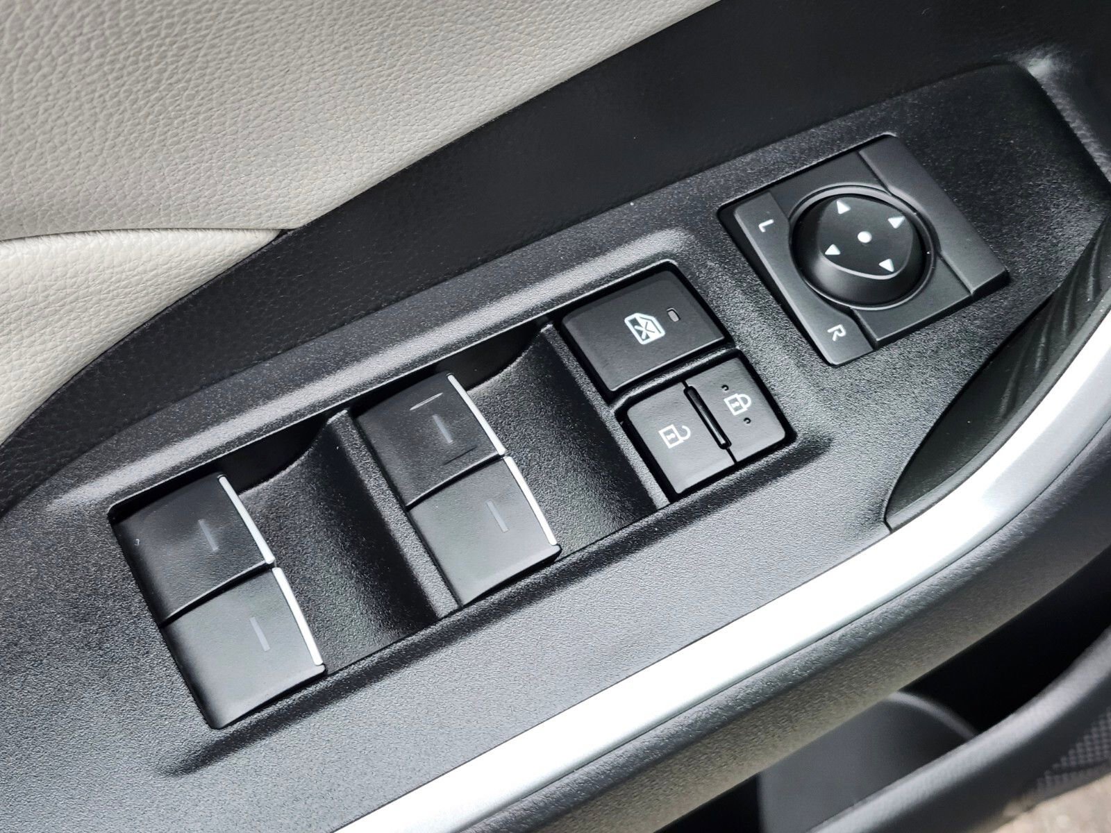 Used 2025 Toyota RAV4 XLE Premium image 15