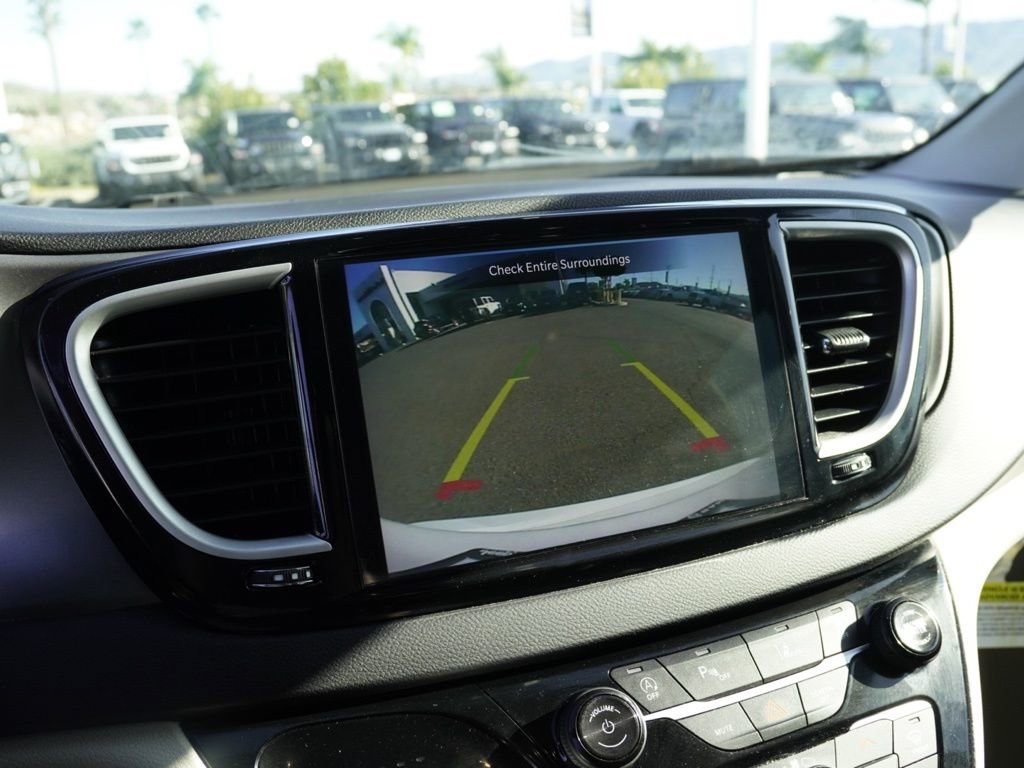 Used 2022 Chrysler Pacifica Touring-L image 15