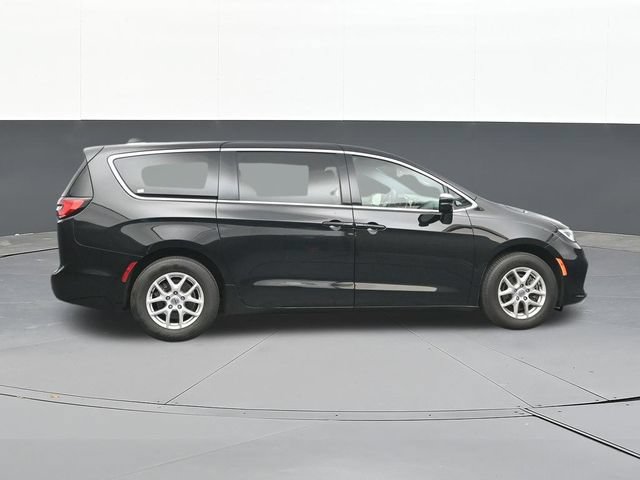 Used 2024 Chrysler Pacifica Touring FWD image 16