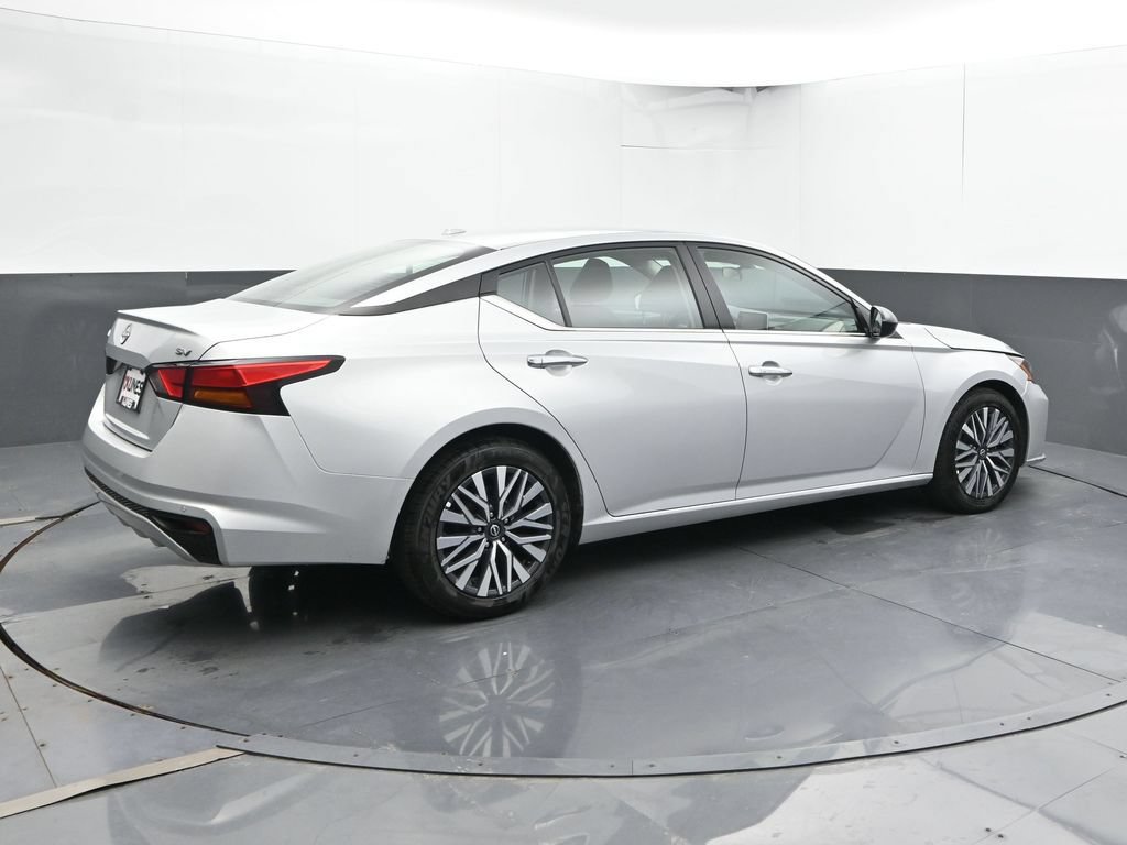 Used 2024 Nissan Altima 2.5 SV FWD image 3