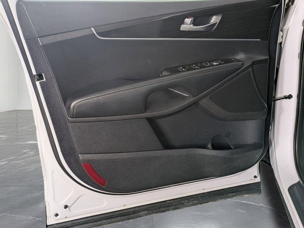 Used 2020 Kia Sorento LX image 11