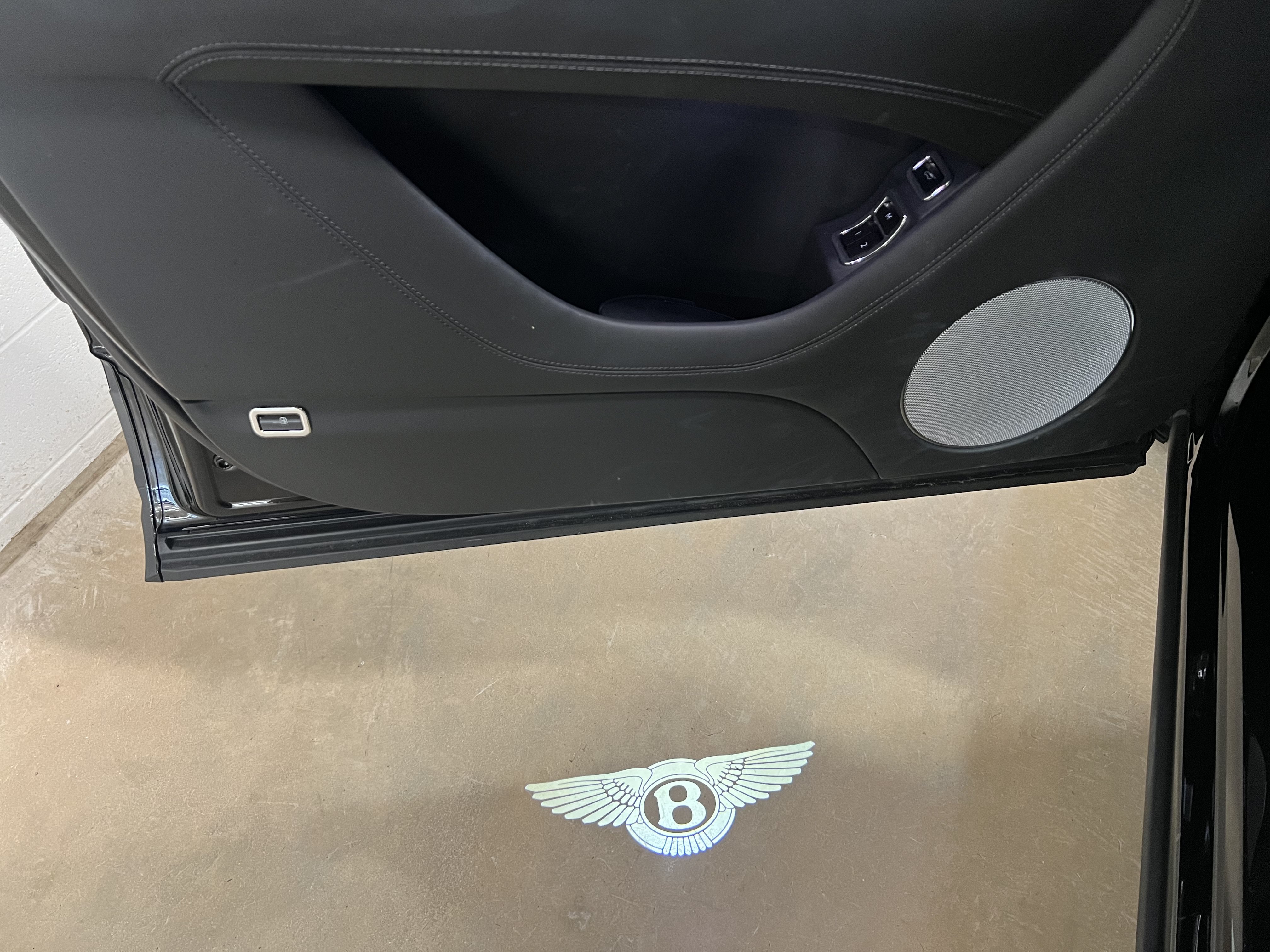 Used 2024 Bentley Bentayga Plug-In Hybrid AWD/4WD image 7