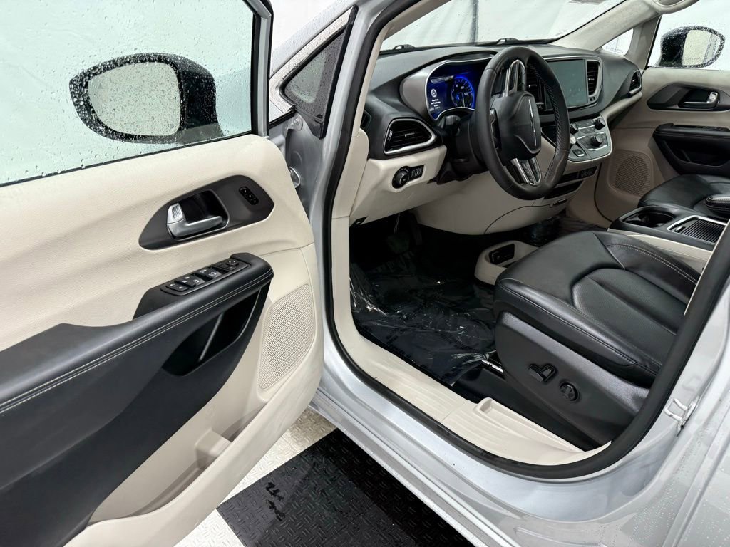 Used 2024 Chrysler Pacifica Touring-L image 31