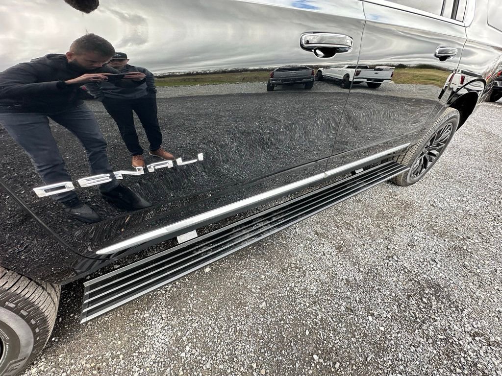 Used 2025 GMC Yukon XL Denali w/ Sun & Power Step Package image 15