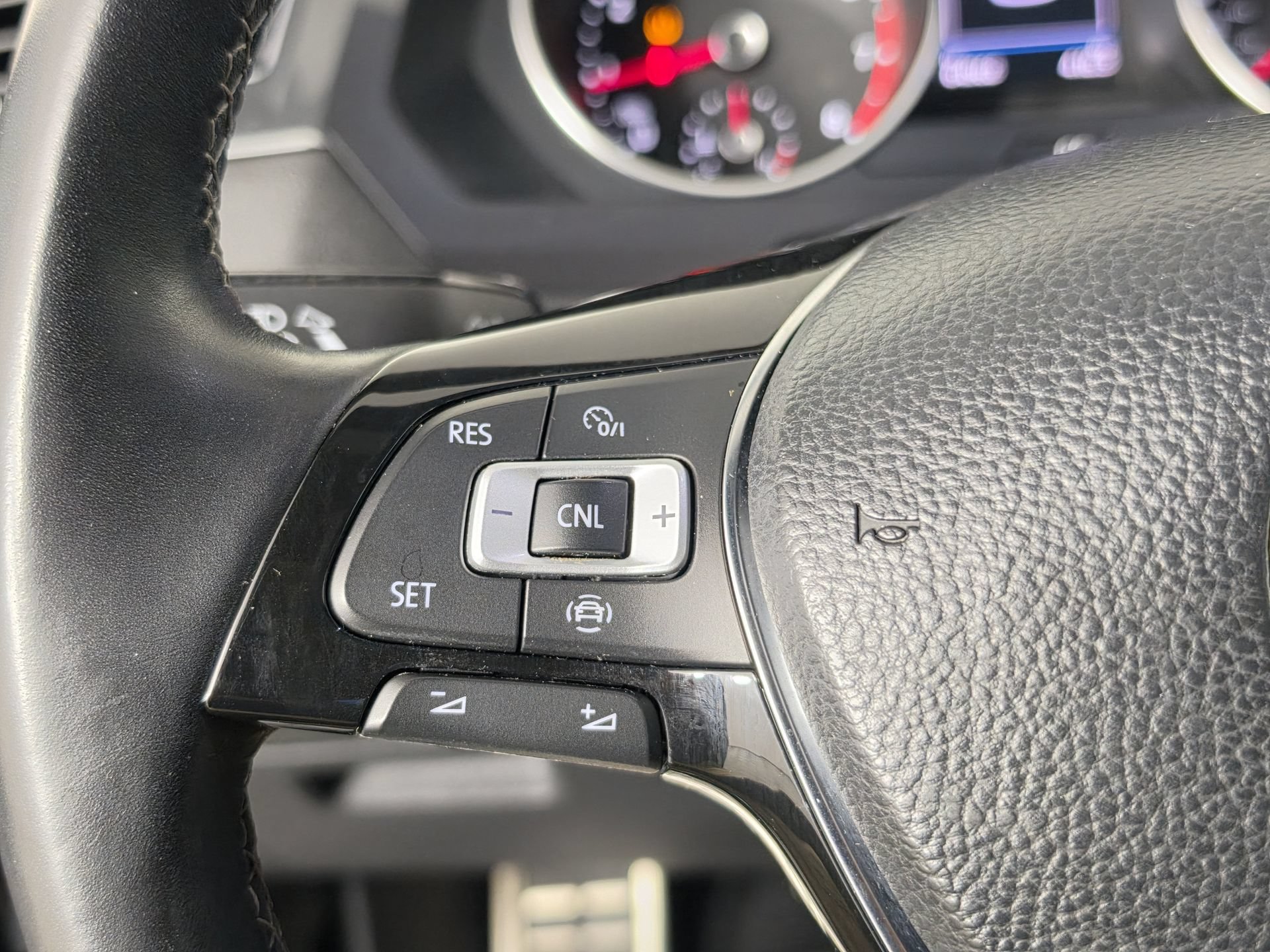 Used 2020 Volkswagen Tiguan SE R-Line FWD image 12