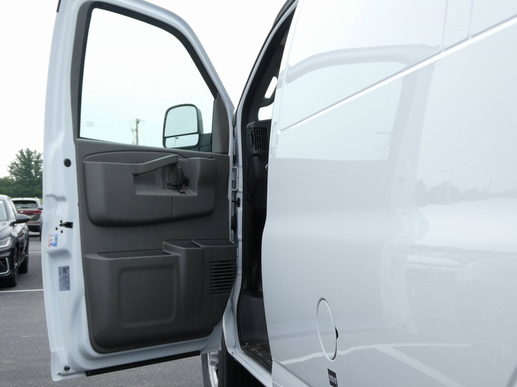 New 2025 GMC Savana 3500 w/ Driver Convenience Package image 31