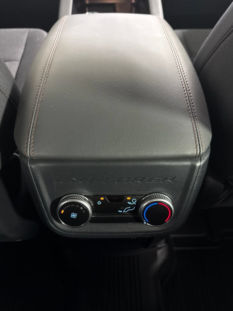 Used 2025 Ford Explorer Active AWD/4WD image 28