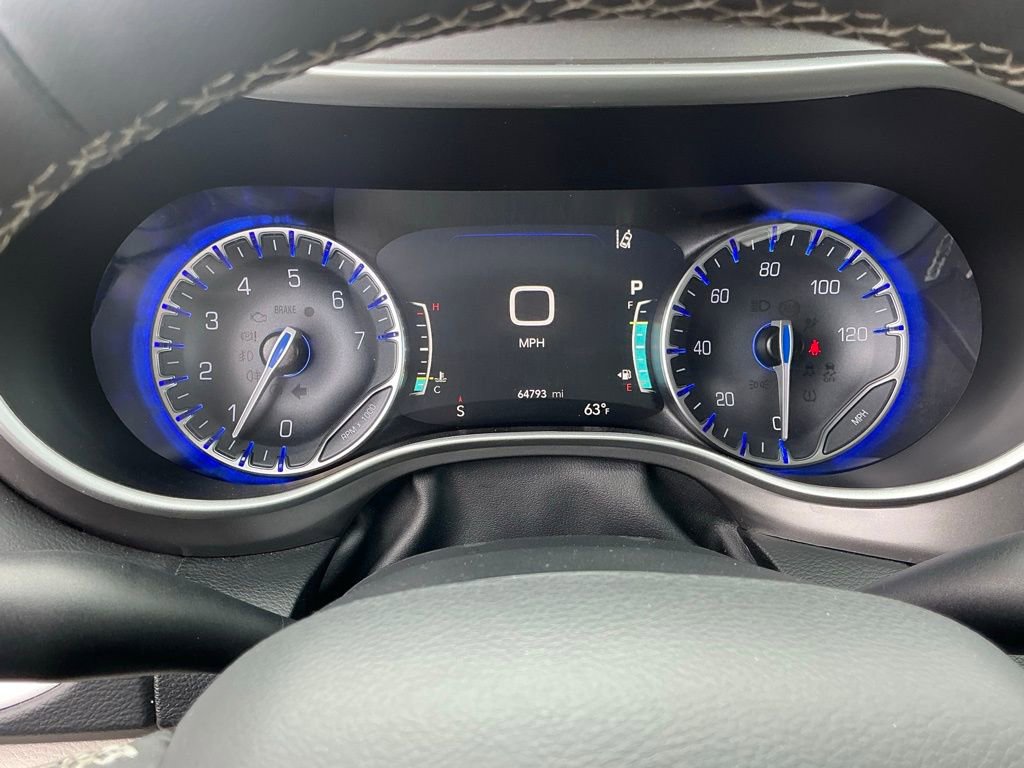 Used 2023 Chrysler Pacifica Touring-L image 27