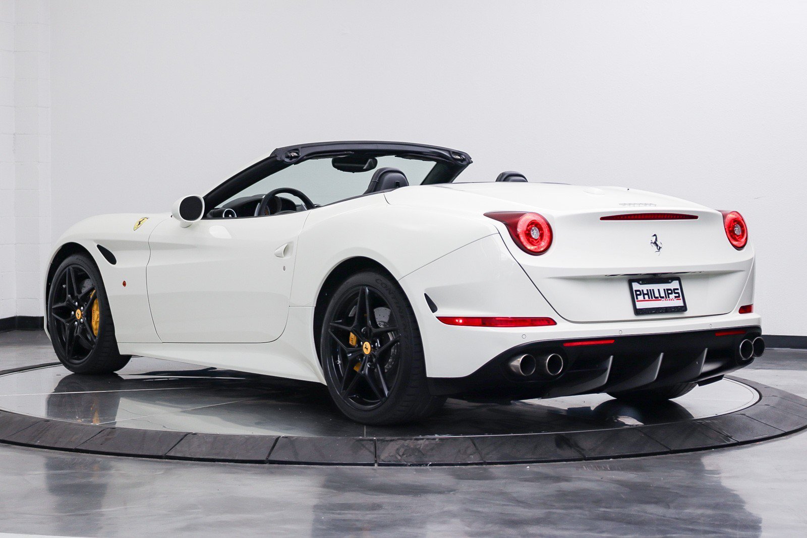 Used 2017 Ferrari California T RWD image 11