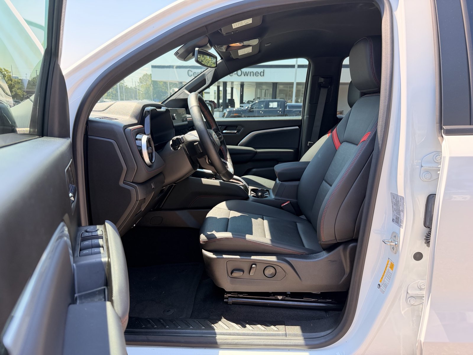 Used 2026 Chevrolet Colorado Z71 w/ Technology Package AWD/4WD image 14