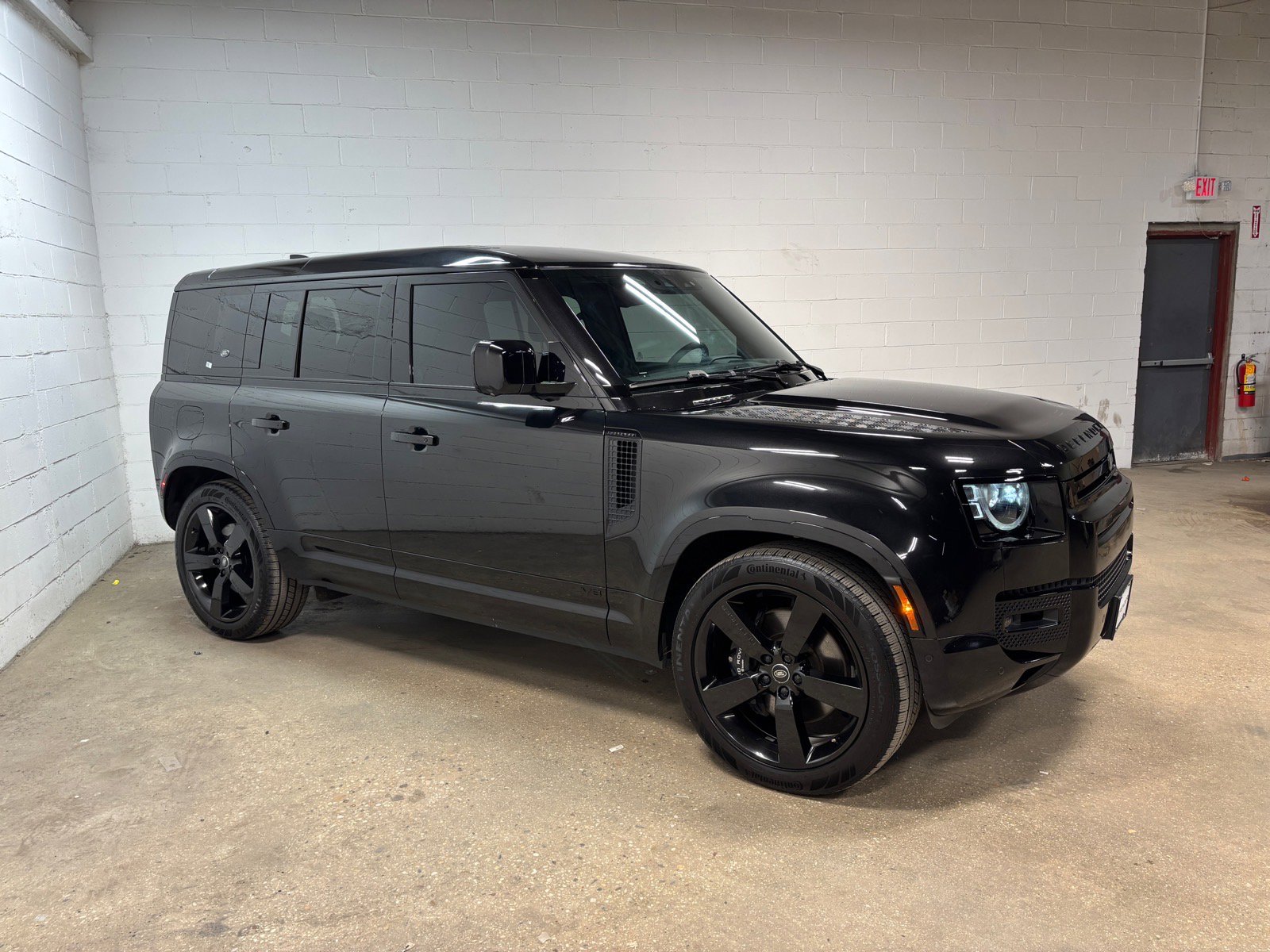 Used 2023 Land Rover Defender 110 V8 AWD/4WD image 5