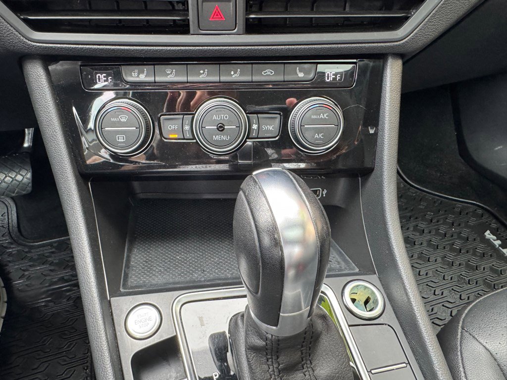 Used 2019 Volkswagen Jetta SE w/ Cold Weather Package image 11